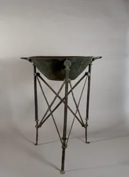 Dreifuß mit Becken (Bronze)